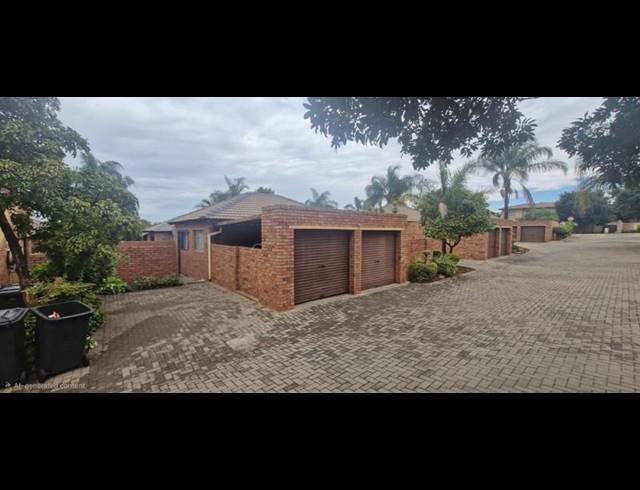 3 BEDROOM TOWNHOUSE FOR SALE IN HEUWELSIG ESTATE